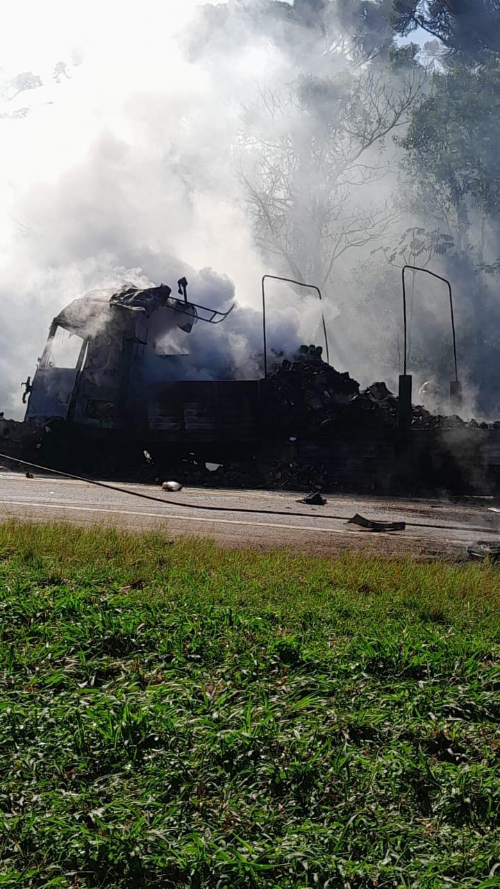 Un camión chocó contra otro en la Ruta 12 y se prendió fuego - Imagen 2